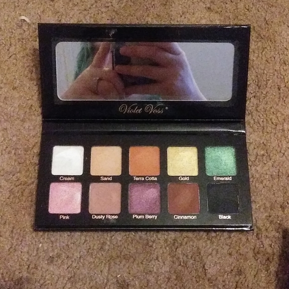 A eyeshadow bundle - Picture 5 of 5